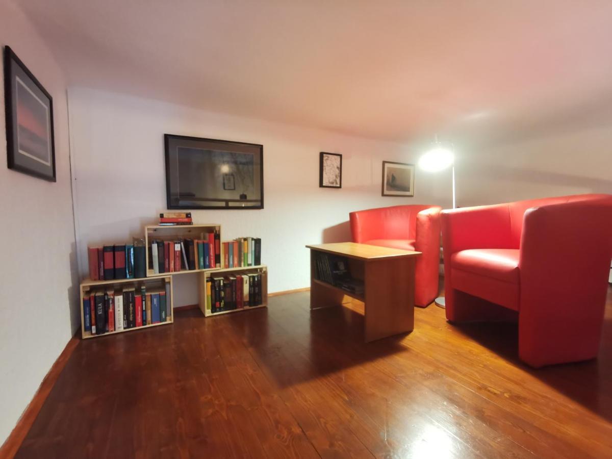 בוזט Studio Apartman Galerija מראה חיצוני תמונה
