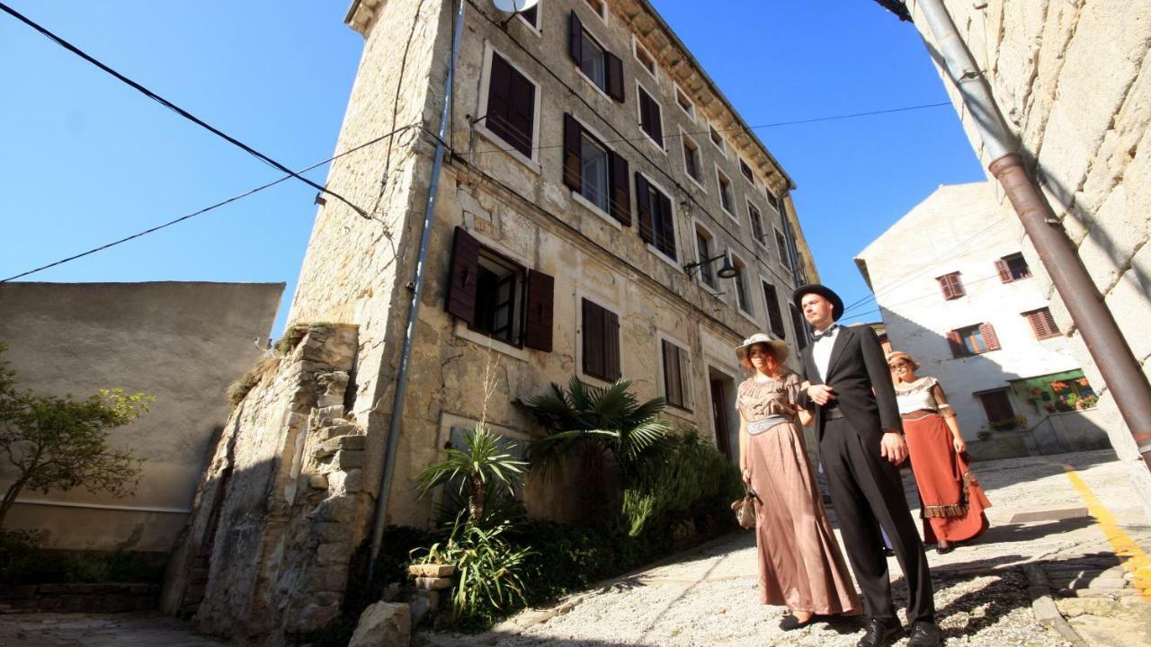 בוזט Studio Apartman Galerija מראה חיצוני תמונה