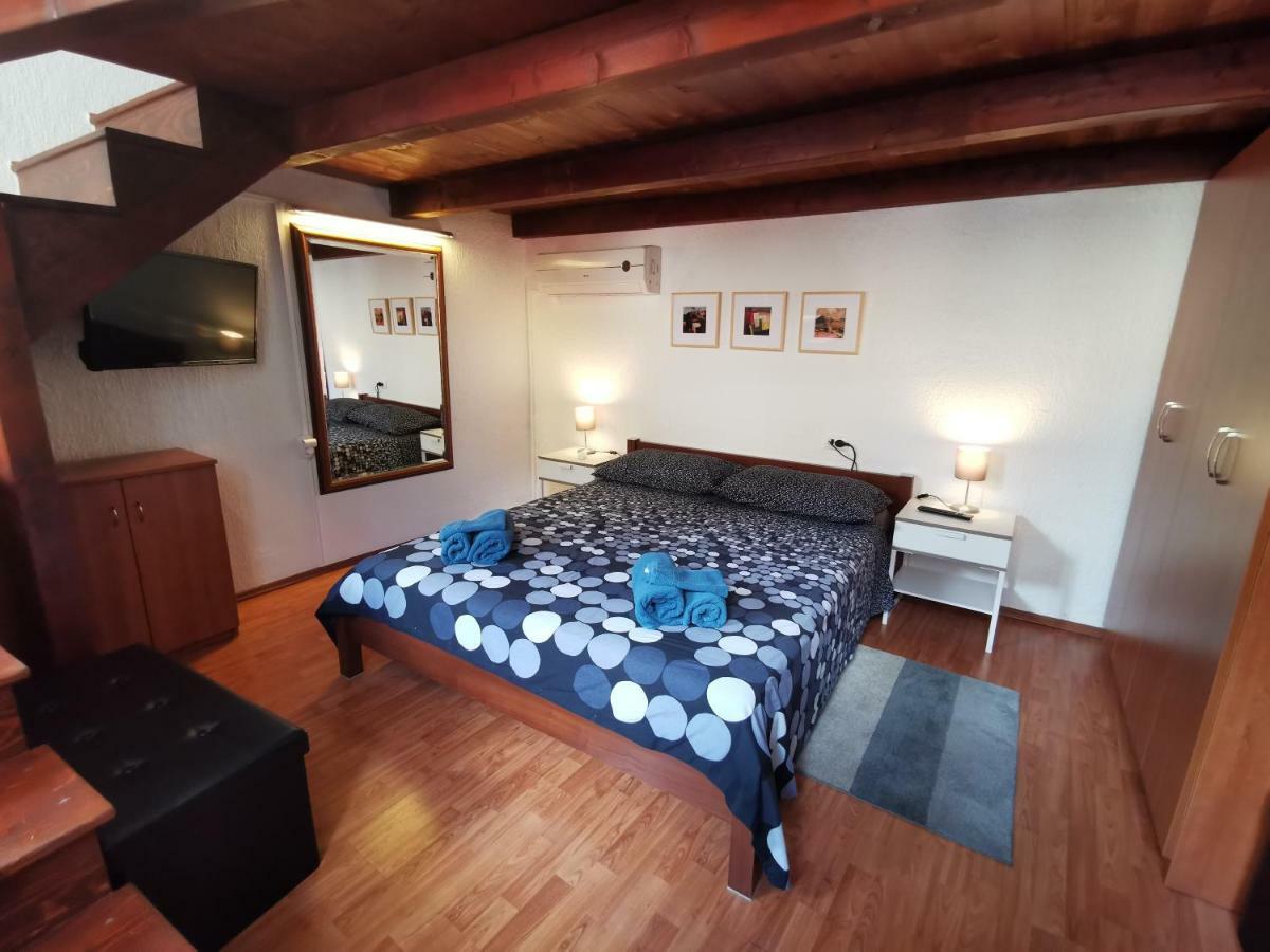 בוזט Studio Apartman Galerija מראה חיצוני תמונה