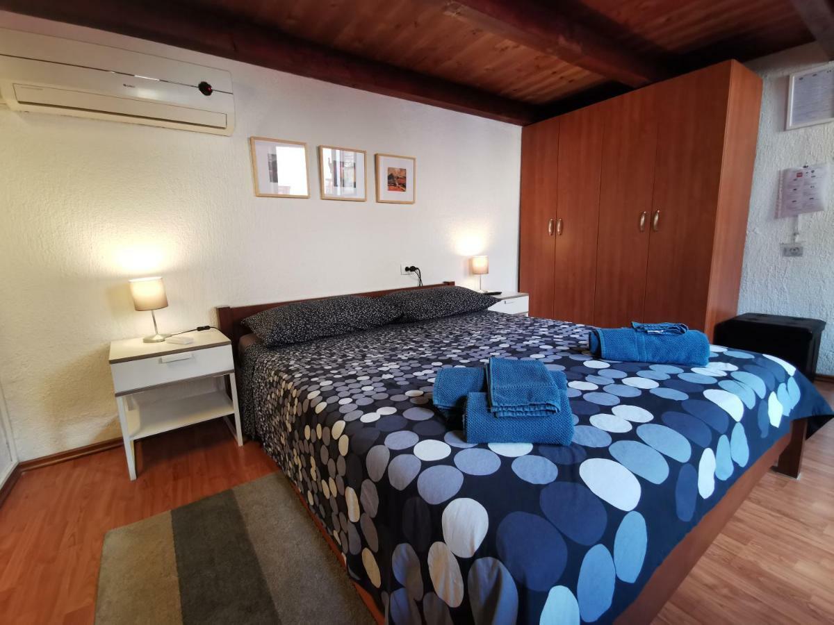 בוזט Studio Apartman Galerija מראה חיצוני תמונה